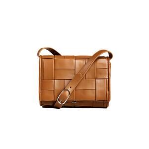 NEW THEMOIRÈ women's feronia flat weaved bag in toffee